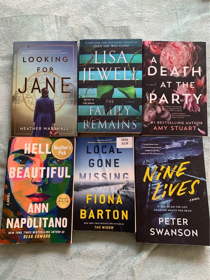 Assorted books - photo 4