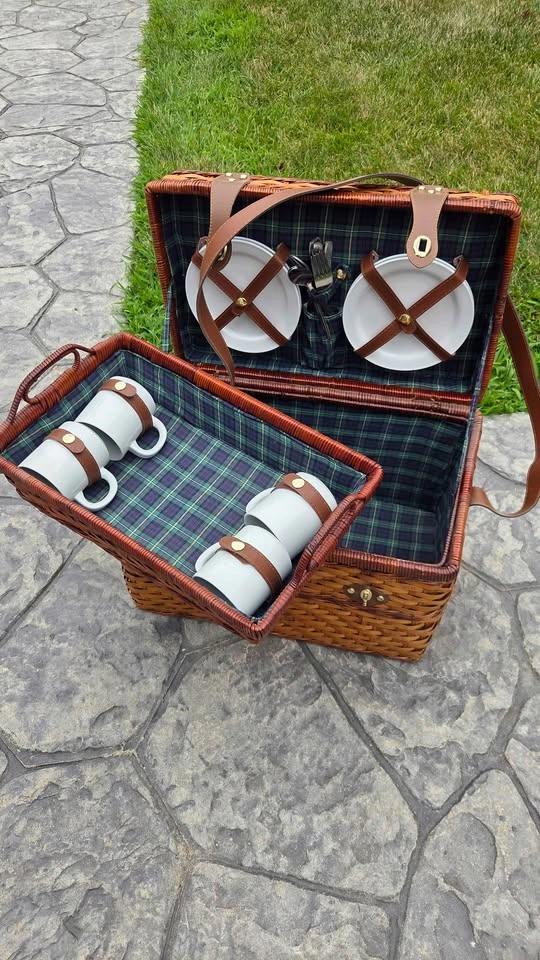 Vintage Wicker Picnic Basket with Servingware - photo 3