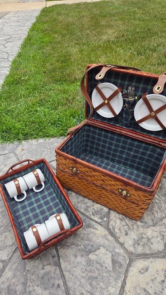 Vintage Wicker Picnic Basket with Servingware - photo 4