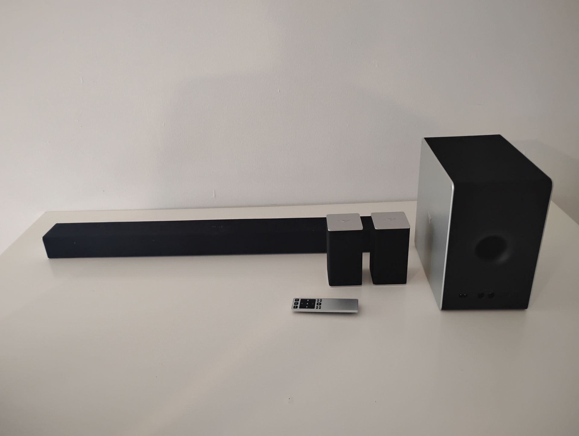 Vizio Soundbar paired with subwoofer and remote - photo 2