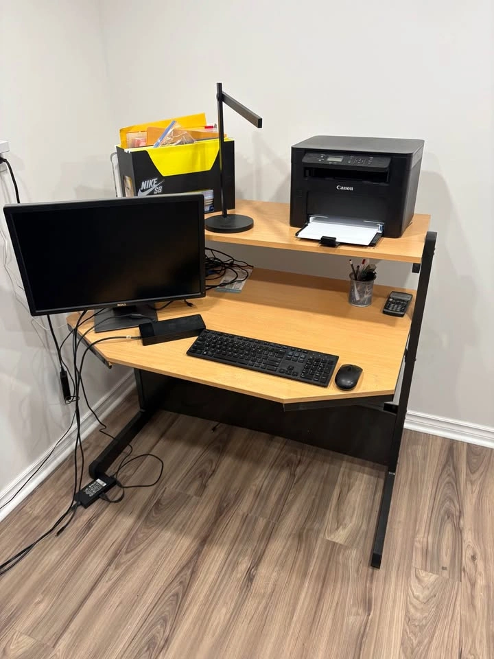 Desk - photo 2