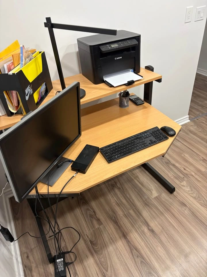 Desk - photo 3