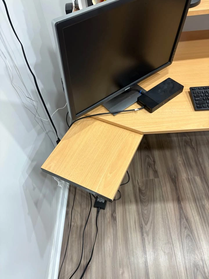 Desk - photo 5