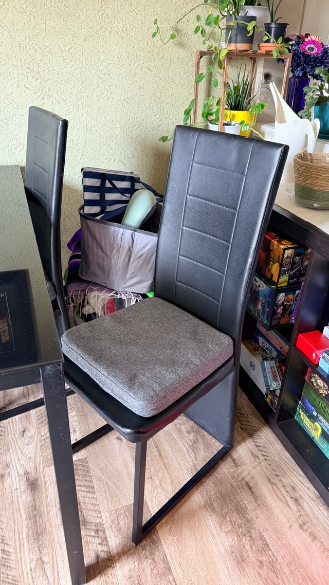 Glass table and 4 chairs (pickup only) - photo 4