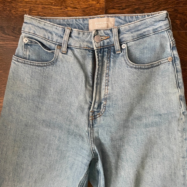 Everlane Curvy Way High Jeans with raw hem in light denim-Sz. 25 - photo 3