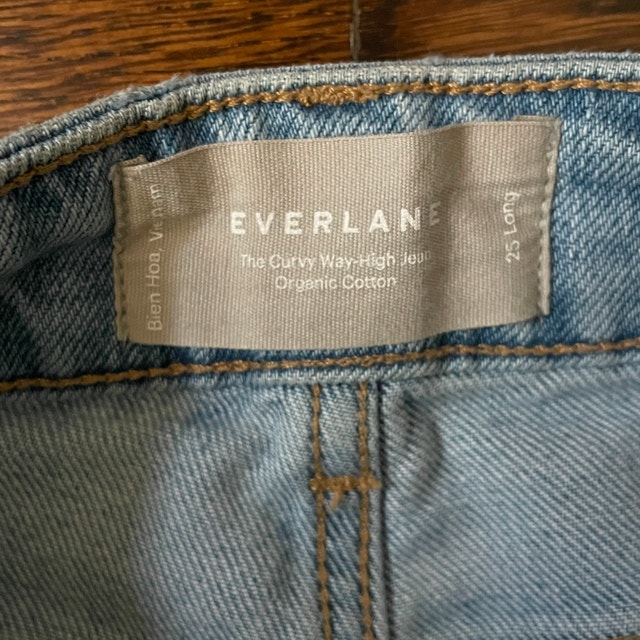 Everlane Curvy Way High Jeans with raw hem in light denim-Sz. 25 - photo 4