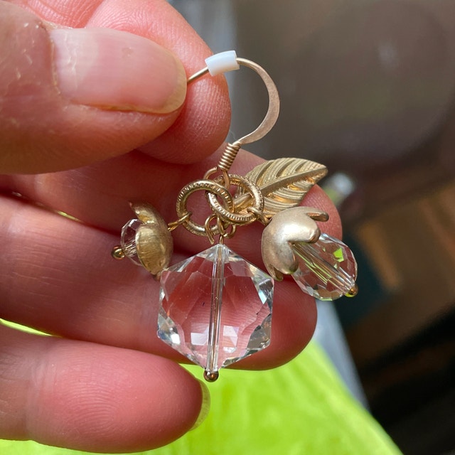 Gorgeous NEW pierced earrings w/ dangling charms - Great gift!! - photo 2