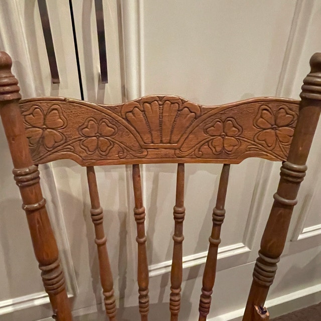 Solid wood oak Pressback chair in need of TLC - fixing - photo 2