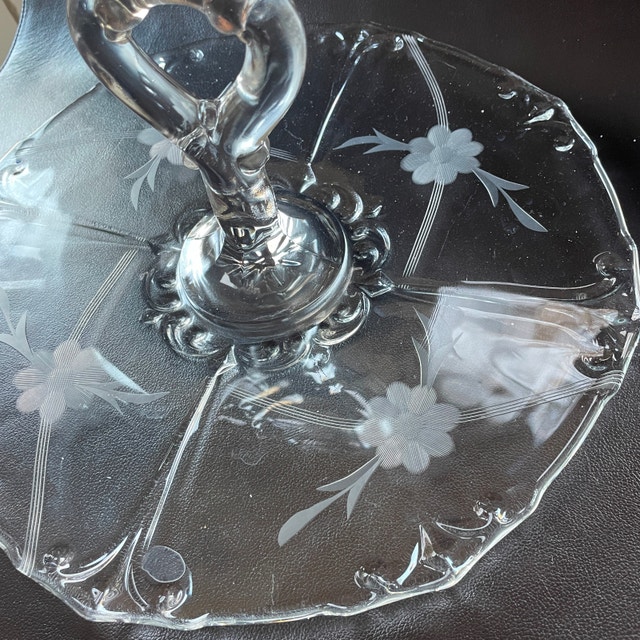 Vintage Indiana Depression Glass Centre Handle Etched Platter - photo 3