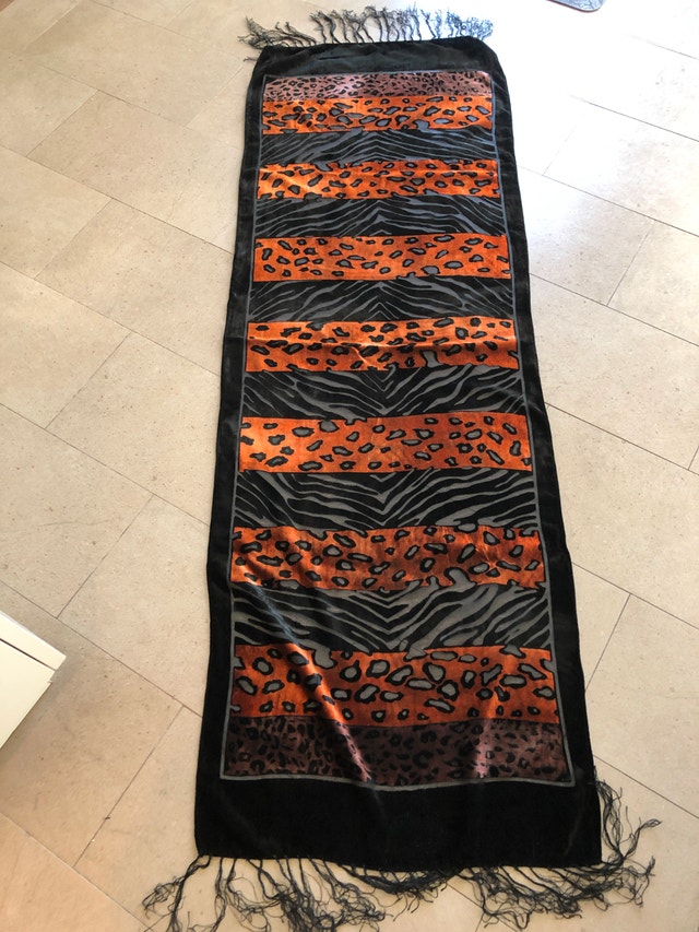 Gorgeous leopard and tiger print Black velvet and sheer scarf - photo 2