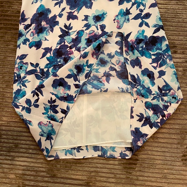 Charlie Jade 100% Silk flowy dress with halter top - Size XS - photo 3