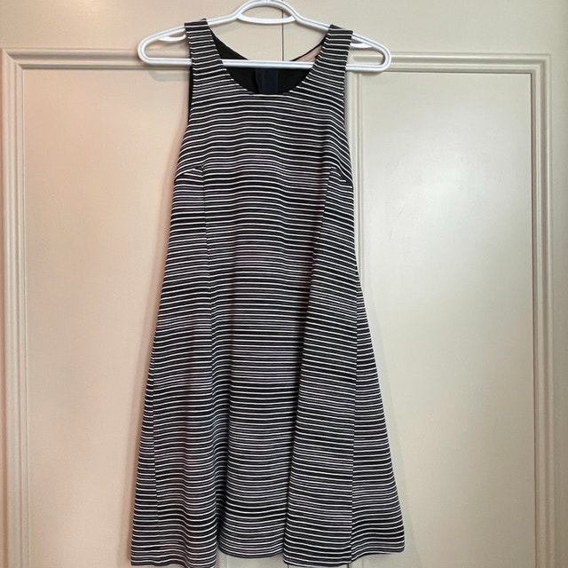 Stunning Banana Republic Sleeveless Skater Dress - Size 2P - photo 2