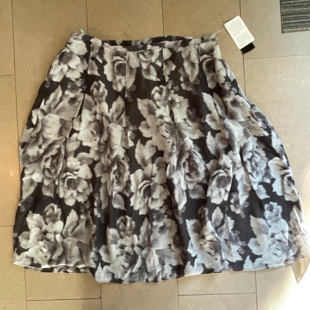 NEW WT Jones New York 100% silk Skirt Black/Gray Floral-Size 16W