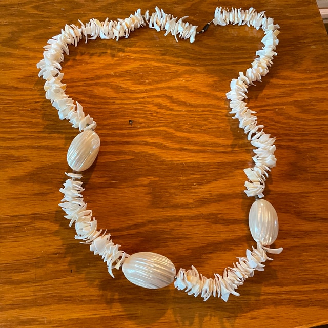 Vintage 1970s shell necklace - 28"