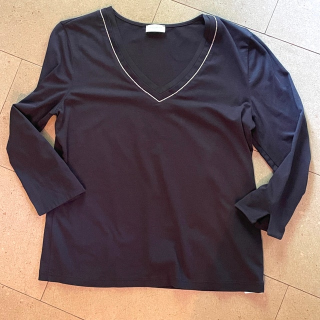 Gerry Weber Woman's Vneck jersey top with silver detail - Size 8