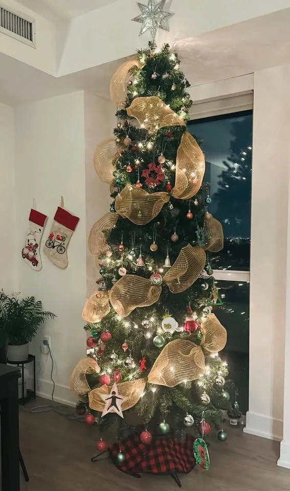 8.5ft Christmas Tree 🎄 includes all decor - photo 2