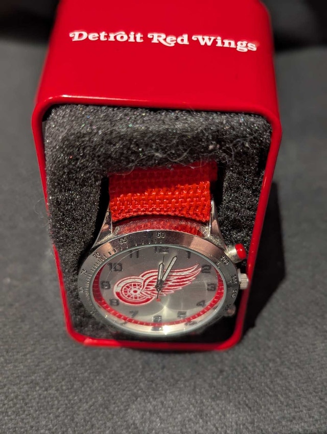 Detroit Red Wings Watch - photo 2