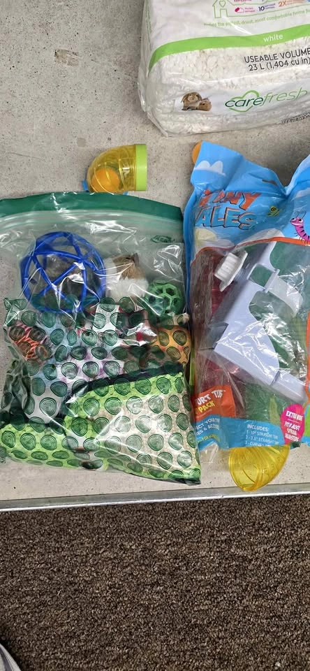 Assorted pet toys and supplies (bundle)