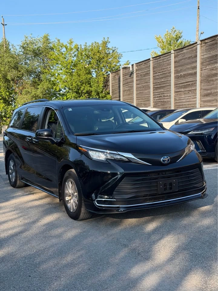 2022 Toyota Sienna - photo 2