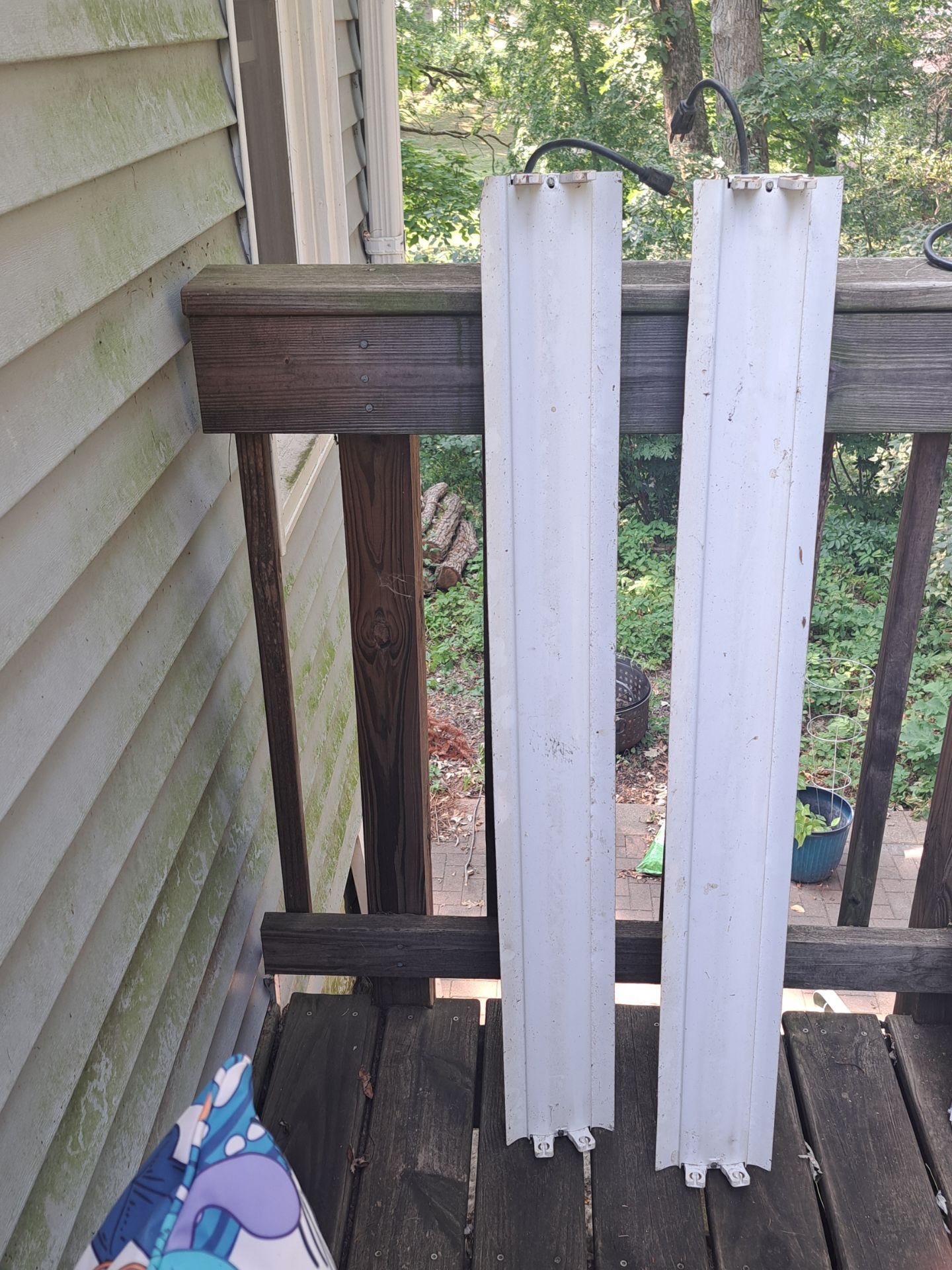 2 fluorescent shop lights. $10 for both.