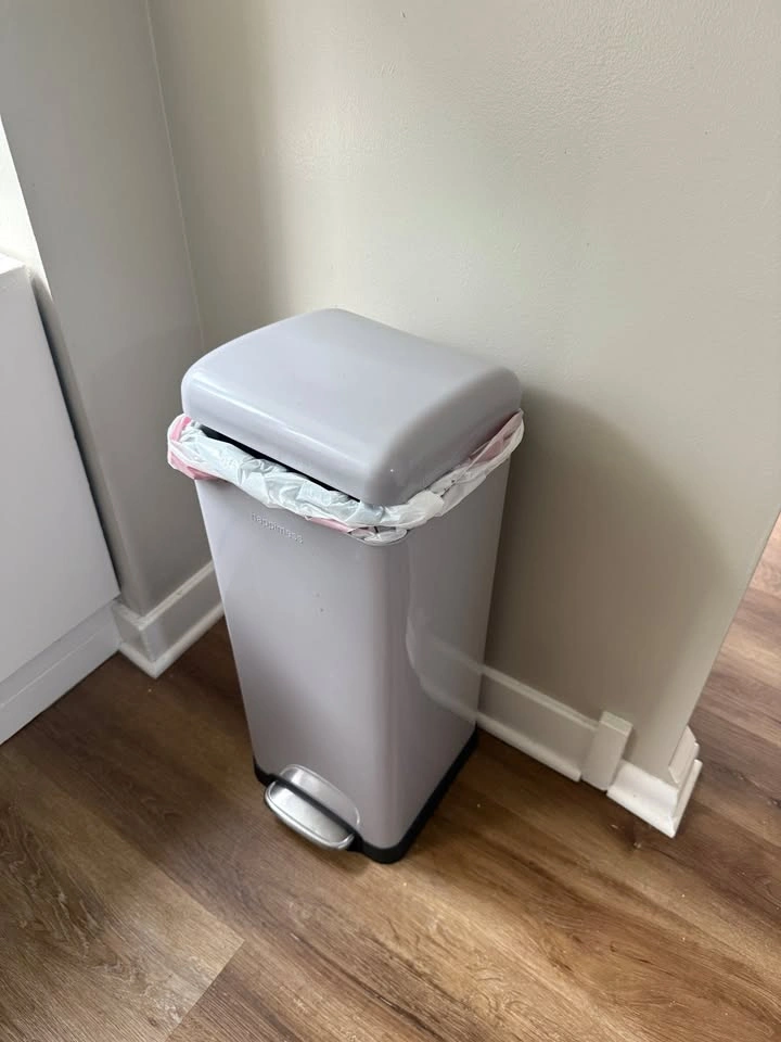 Trash can - Excellent Condition - photo 3