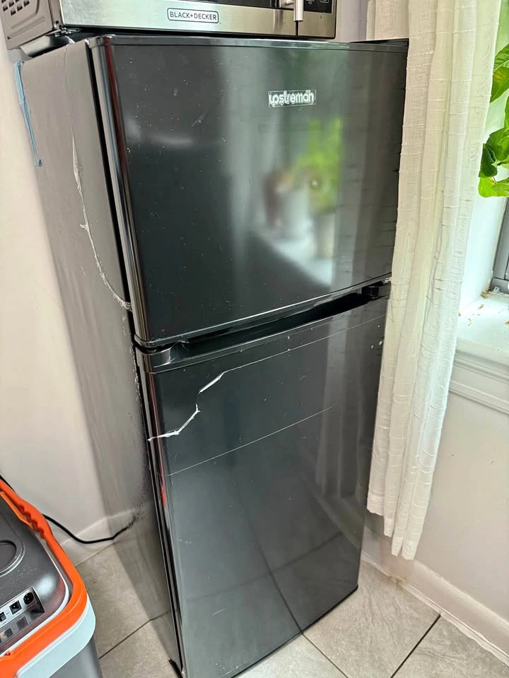 4 cu. ft. Refrigerator for rooms, salons, or offices