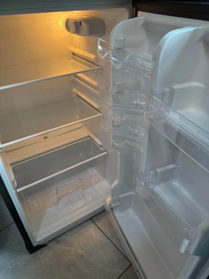 4 cu. ft. Refrigerator for rooms, salons, or offices - photo 2