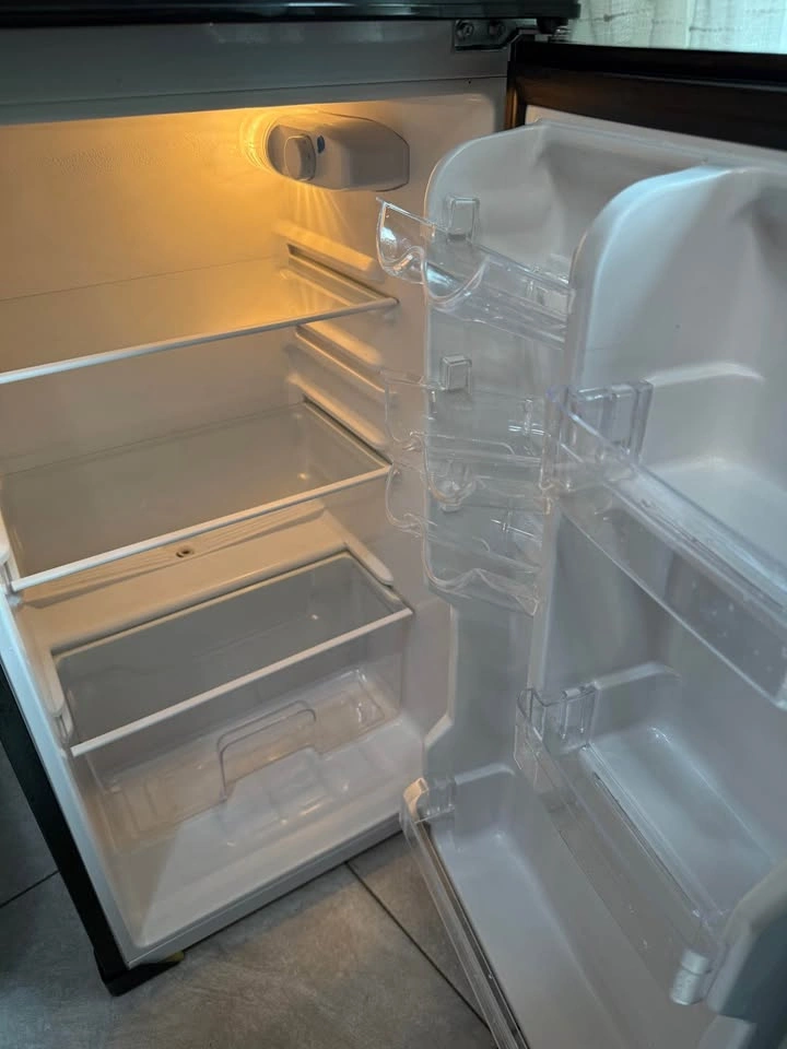4 cu. ft. Refrigerator for rooms, salons, or offices - photo 3