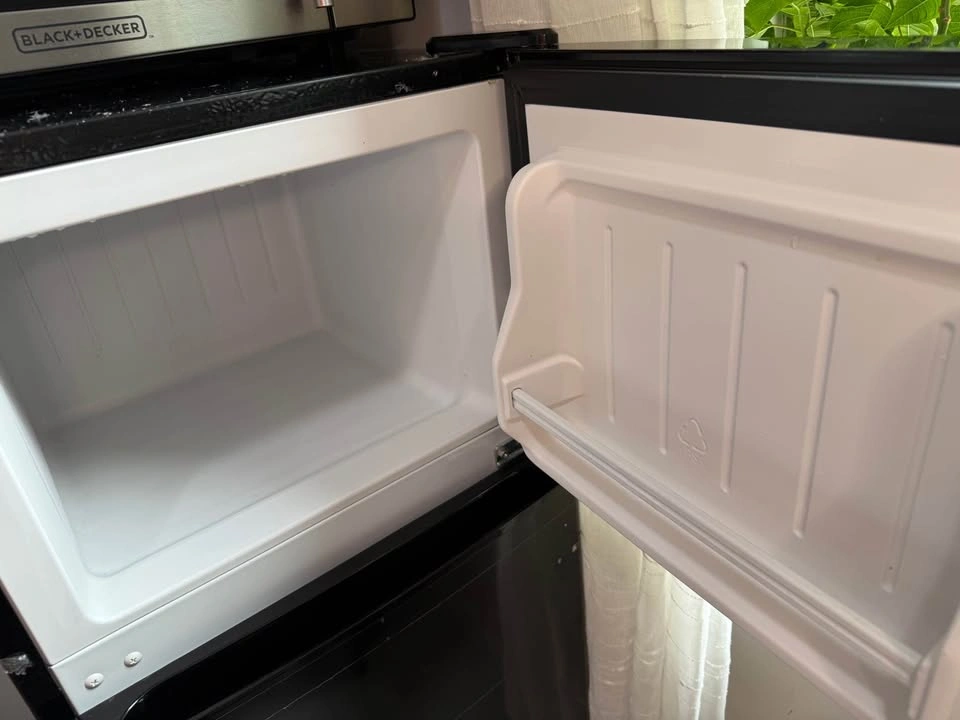 4 cu. ft. Refrigerator for rooms, salons, or offices - photo 4