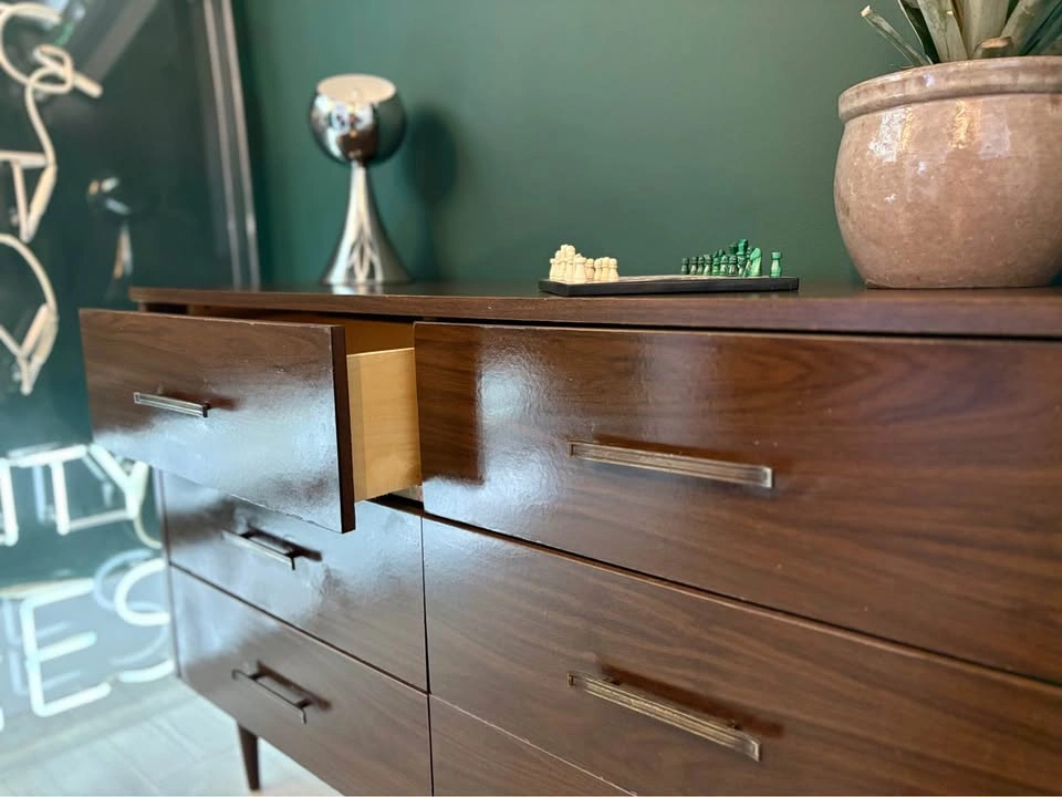 VINTAGE MCM WALNUT 6 DRAWER DRESSER! - photo 2