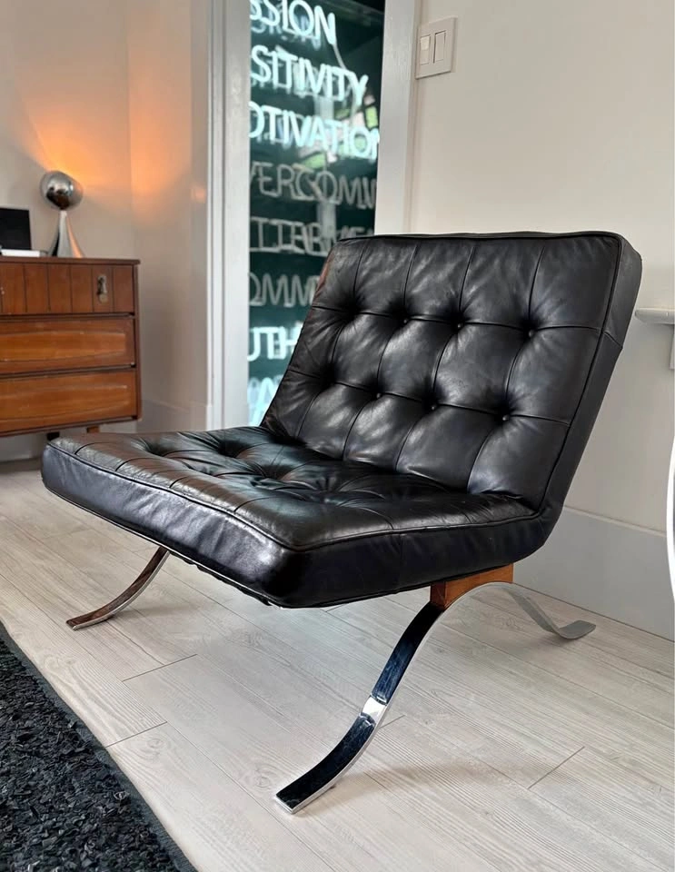 GENUINE LEATHER VINTAGE BARCELONA STYLE CHAIR BY SELIG!