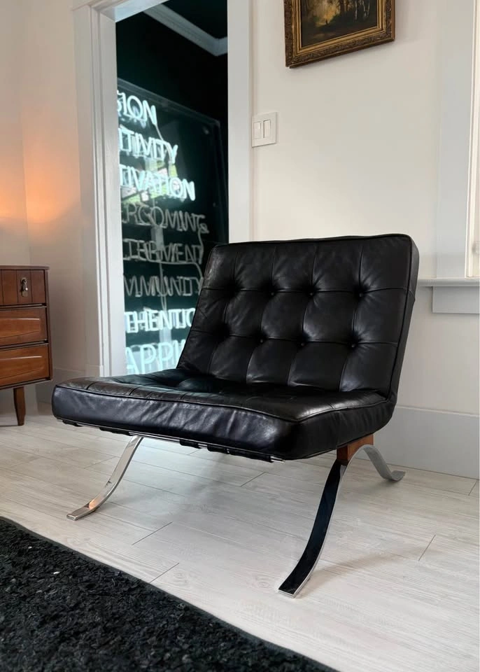 GENUINE LEATHER VINTAGE BARCELONA STYLE CHAIR BY SELIG! - photo 4
