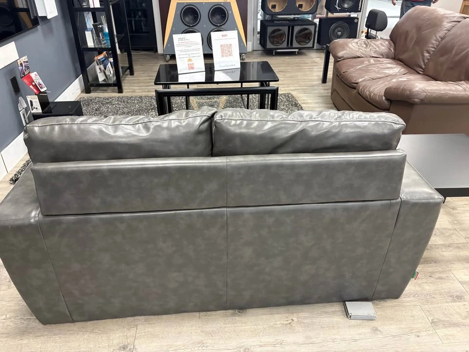 2 Matching Leather Loveseats | Modern | Excellent Condition - photo 3