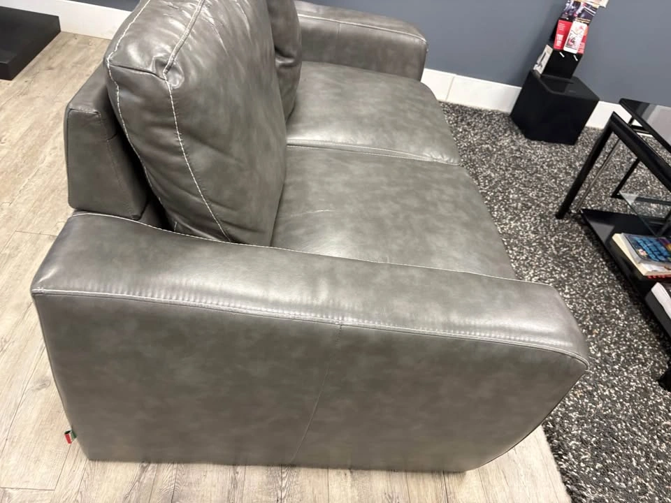 2 Matching Leather Loveseats | Modern | Excellent Condition - photo 4