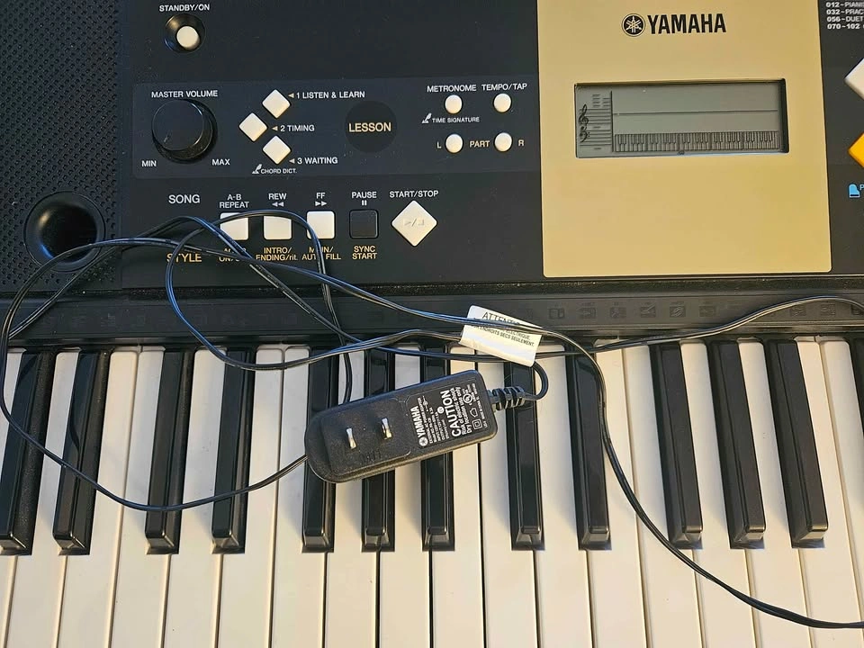 Yamaha YPT-220 61-Key Keyboard with Original Power Adapter - photo 2