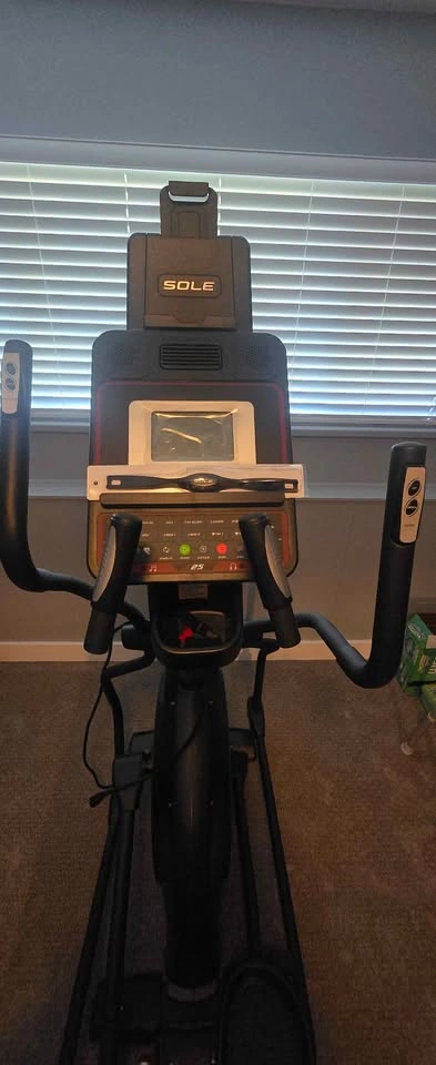 Sole E25 Elliptical Trainer – Like New Condition - photo 2