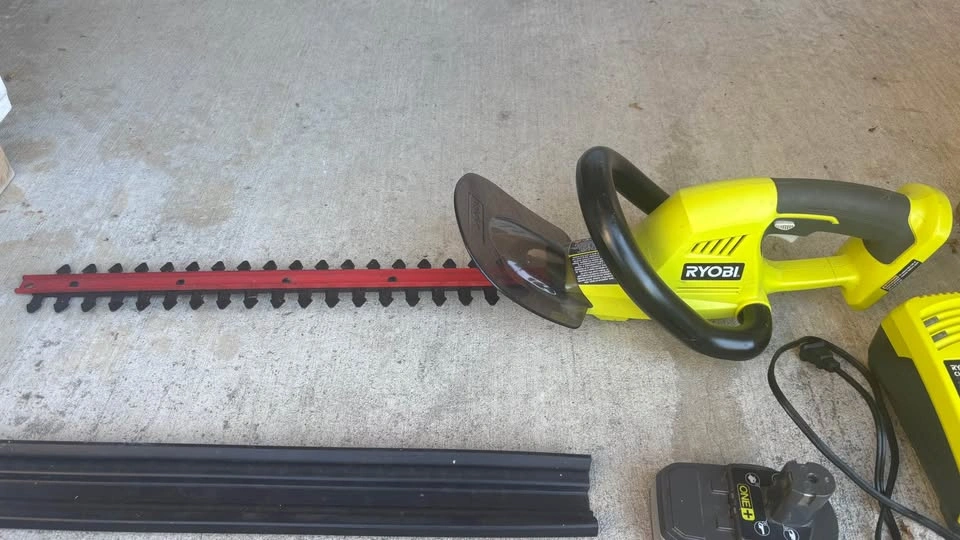 RYOBI 18V ONE+ 22-inch Cordless Electric Hedge Trimmer - photo 5
