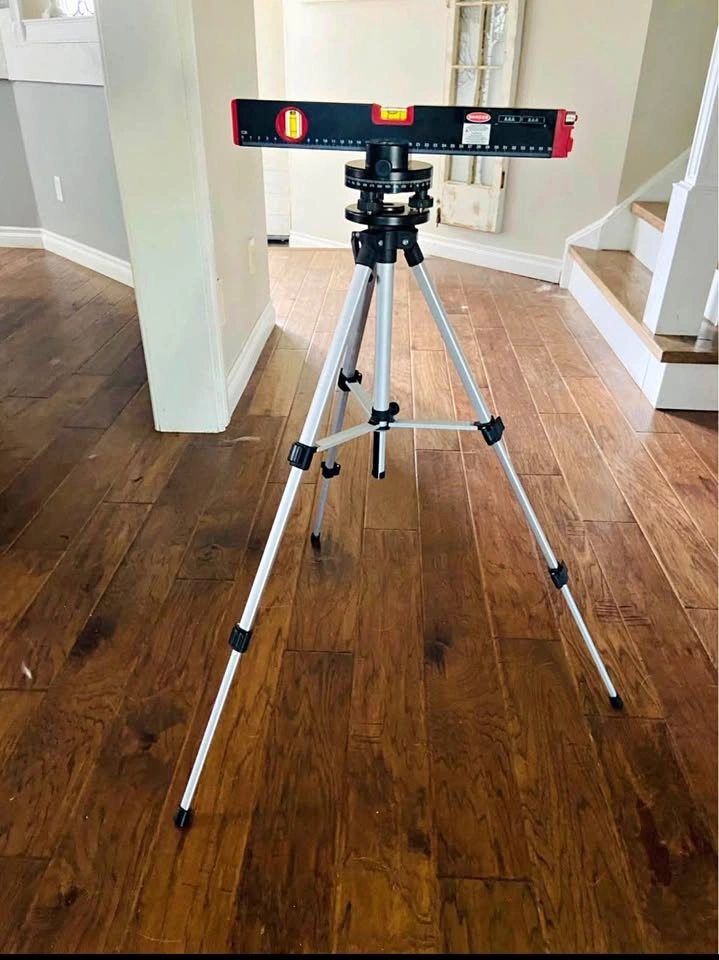 LIKE NEW Laser Level with telescoping tripod