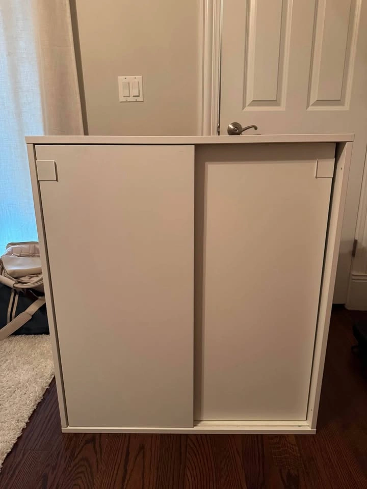 Cabinet with sliding doors