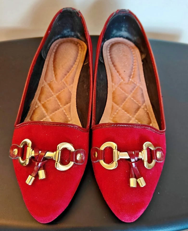 Moleca Red Suede Pointed-Toe Horsebit Flats – Size 5.5