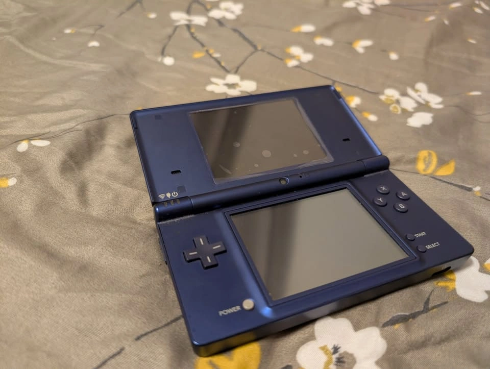 Nintendo DSi Purple - Homebrew Ready w/ 128GB SD Card - photo 2