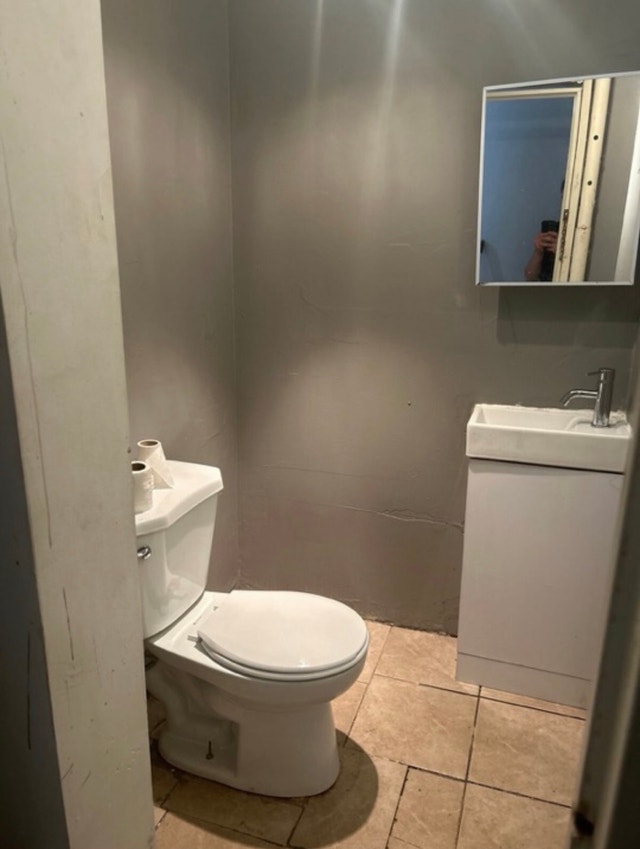 Unfurnished Basement Room For Rent ($900) (King Street West) - photo 3