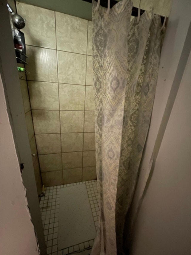Unfurnished Basement Room For Rent ($900) (King Street West) - photo 4