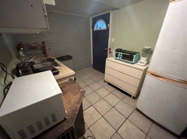 Unfurnished Basement Room For Rent ($900) (King Street West) - photo 5