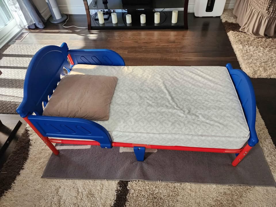 Kids bed with mattress. - photo 2