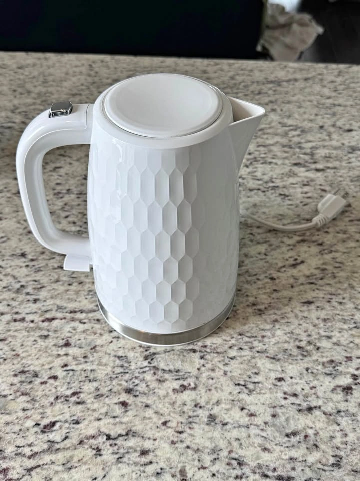Black & Decker Honeycomb Collection Electric Kettle, White, 1.7L