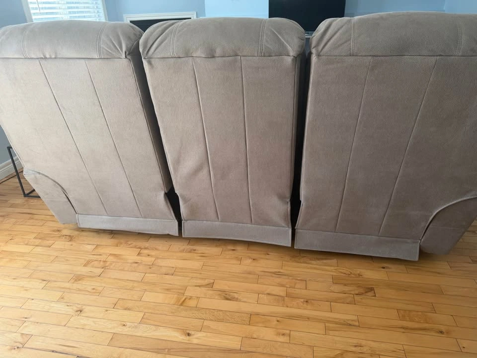 Waterproof LaZBoy Reclining Couch – Excellent Condition - photo 4
