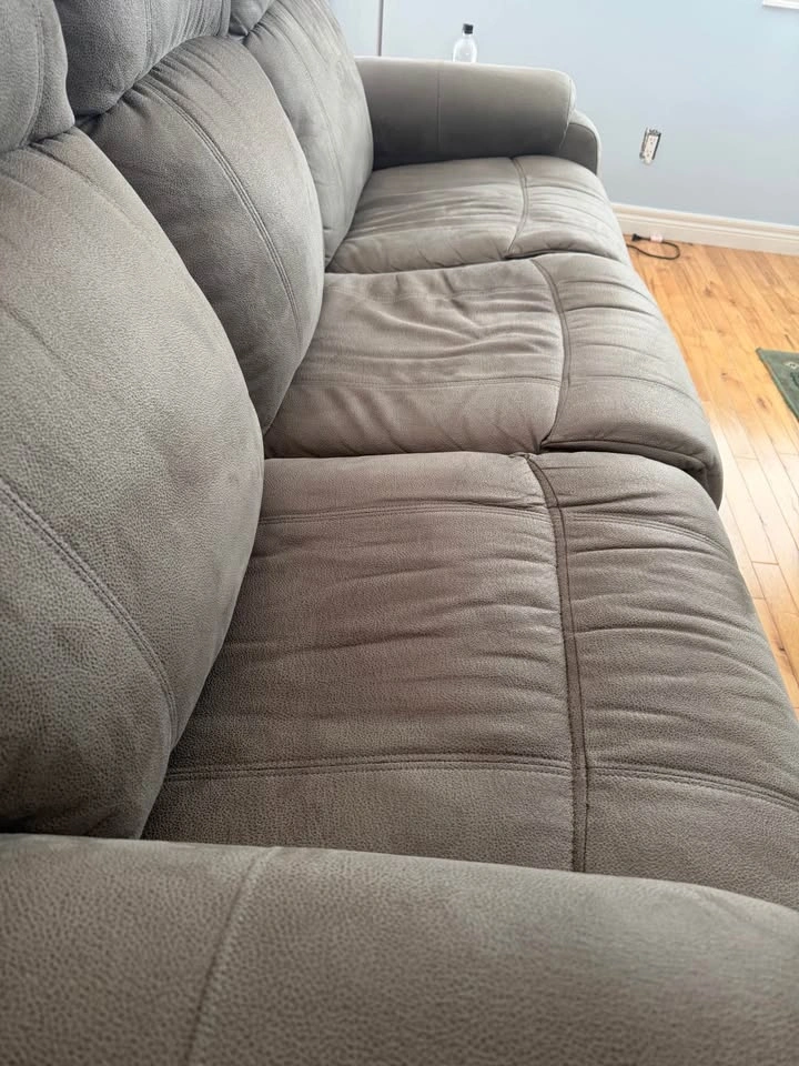 Waterproof LaZBoy Reclining Couch – Excellent Condition - photo 5