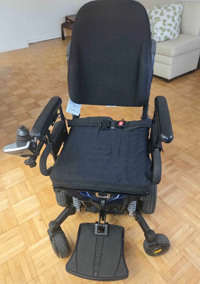 Quantum Q6 Edge Power Mobility chair – Excellent Condition
