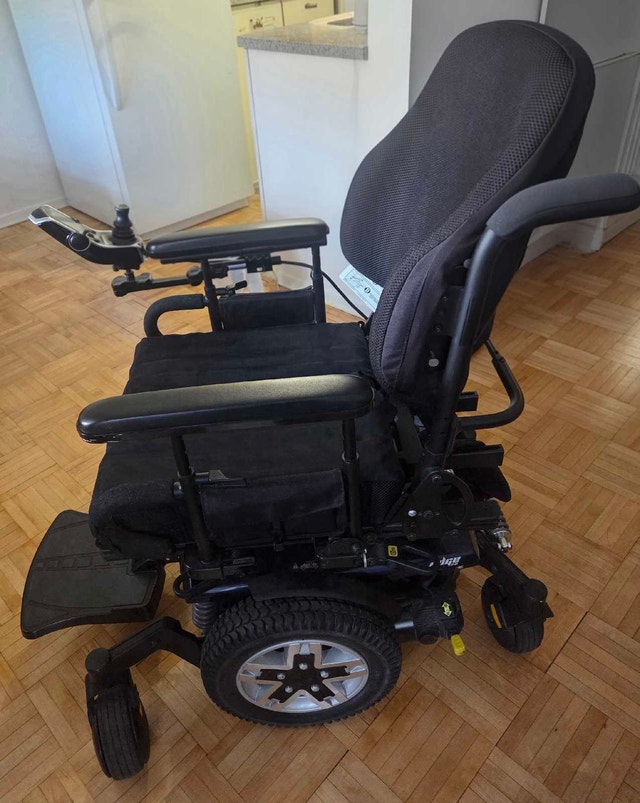 Quantum Q6 Edge Power Mobility chair – Excellent Condition - photo 5